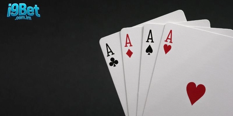 Người chơi cố gắng có bộ bài mạnh nhất để chiến thắng.